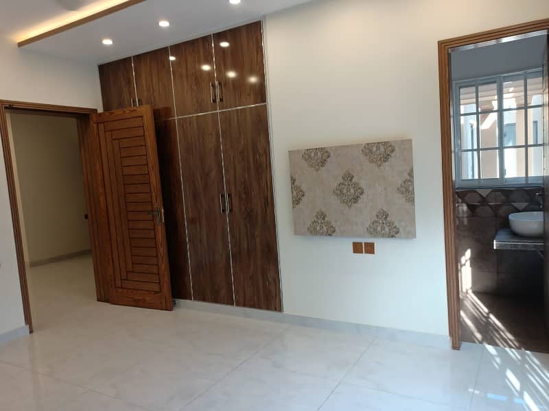 10 Marla Luxury Non Furnished House For Rent in Bahria Town Lahore 8