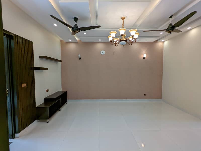 10 Marla Luxury Non Furnished Upper Portion For Rent in Bahria Town Lahore 1