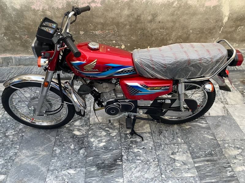 Honda 125- Model 2024- Red color 3