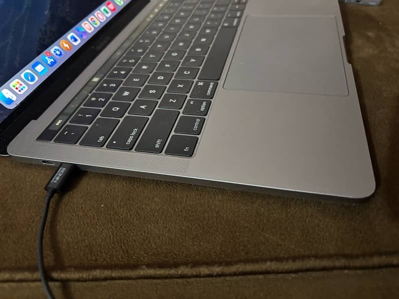 MacBook pro 13inch late 2016 1