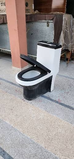 Marachi Commode