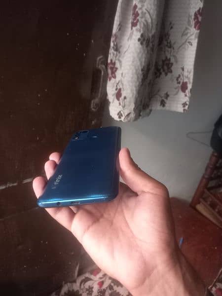 Infinix hot 11 play 9/10 condition  set  4/64 best battery  timing 3