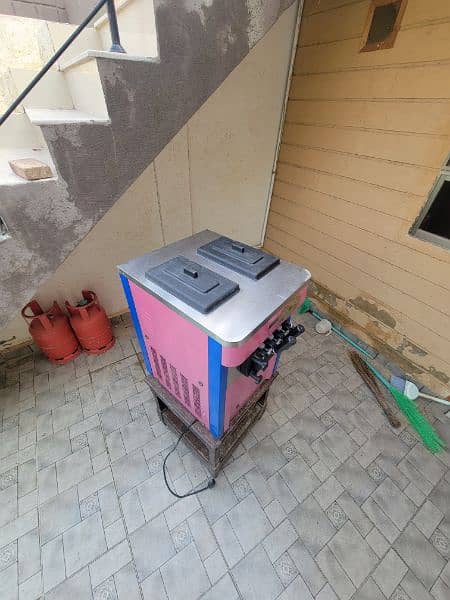 Ice Cream Machine Brand New Condition 7