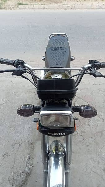 I am selling my bike honda 125 mobile number 03044791284 0