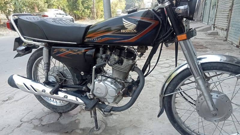 I am selling my bike honda 125 mobile number 03044791284 1