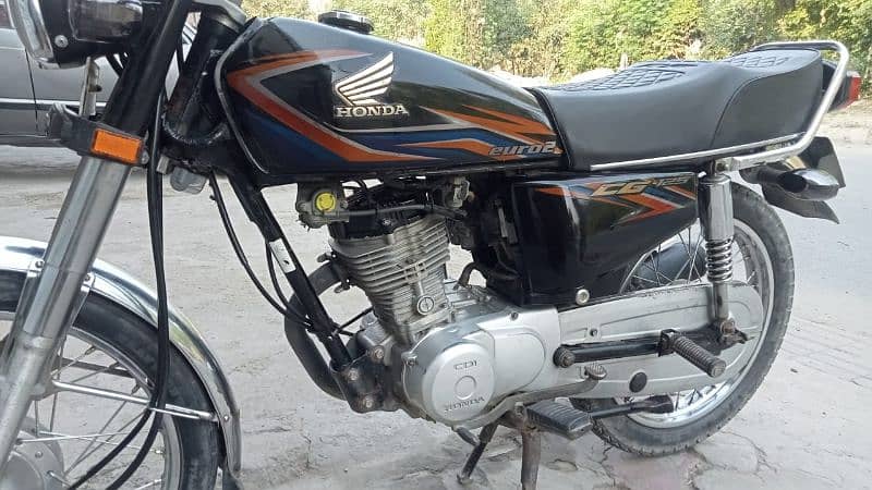 I am selling my bike honda 125 mobile number 03044791284 3