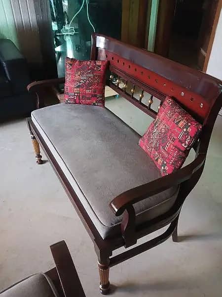 Sofa set  4 seater available in neat condition 3