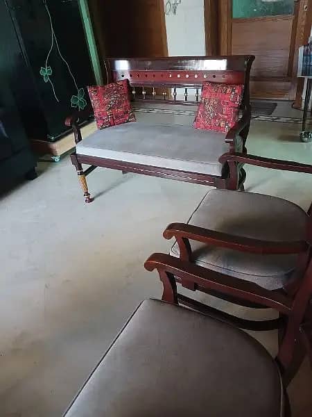 Sofa set  4 seater available in neat condition 4