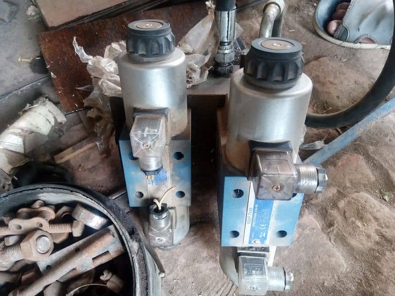 Hydraulic Tank with Motor and Valves 2