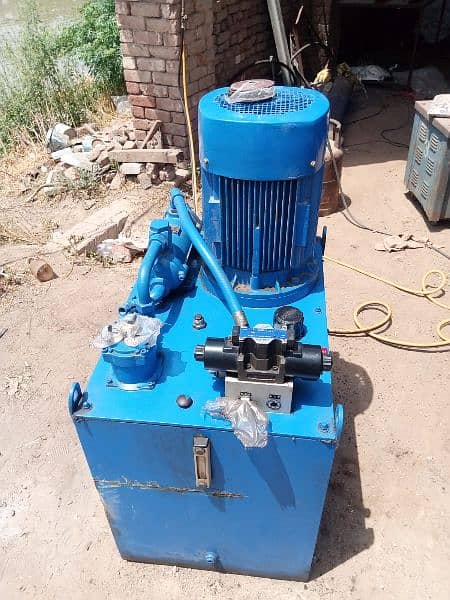 Hydraulic Tank with Motor and Valves 3