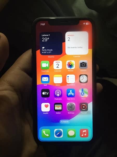 iPhone 11jv 64gb all ok True Tone Face ID sab kuch ok hai 4