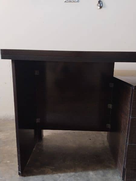 OFFICE TABLE FOR SALE 1