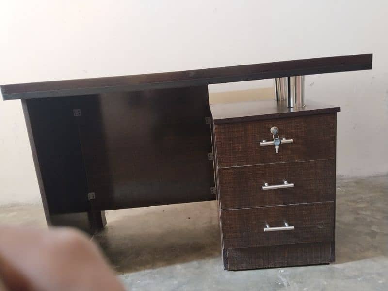 OFFICE TABLE FOR SALE 3