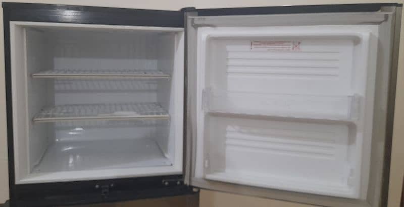 Good Condition PEL Refrigerator for Sale 3