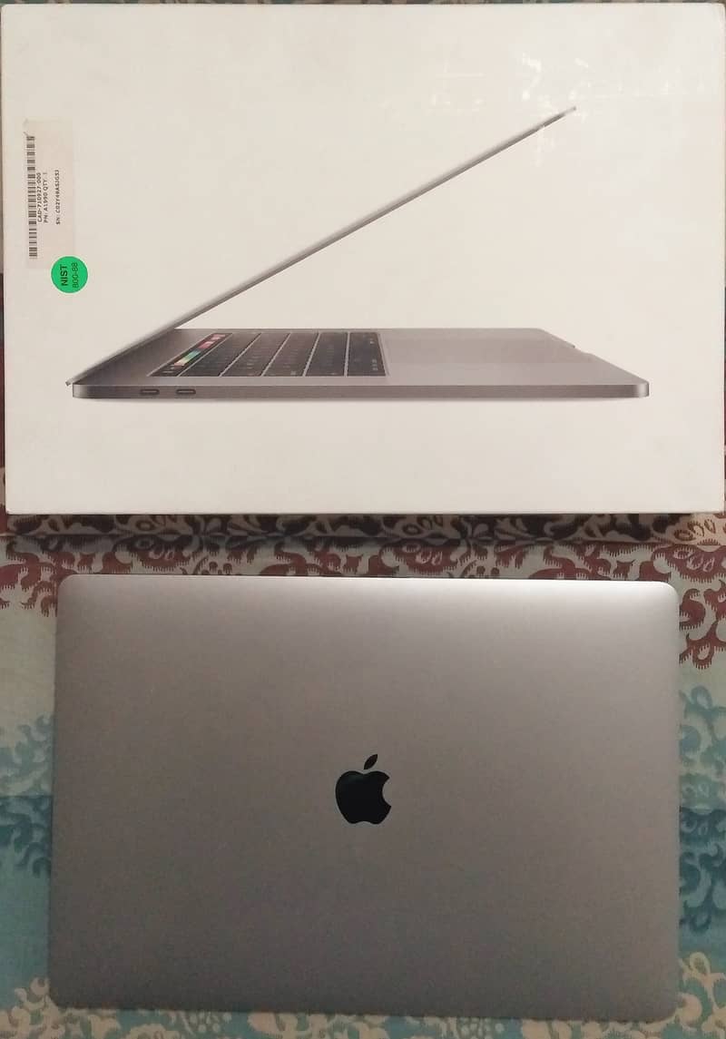 Macbook Pro 15 inch 2018 16gb/512gb Touch Bar Touch ID Model A1990 Box 10