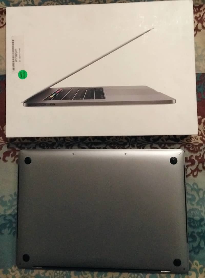 Macbook Pro 15 inch 2018 16gb/512gb Touch Bar Touch ID Model A1990 Box 11