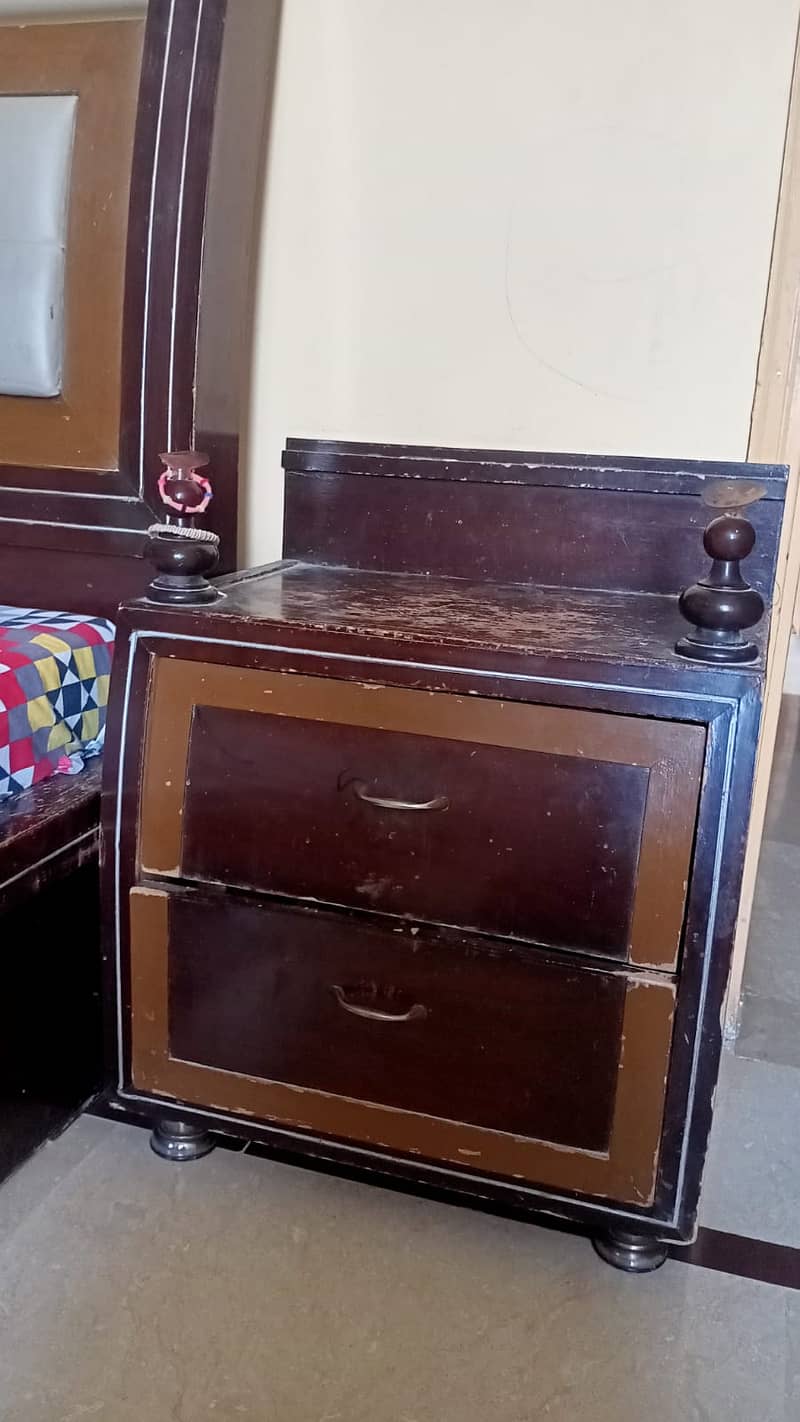 PAIR OF BED SIDE TABLES, DRESSING TABLE 0