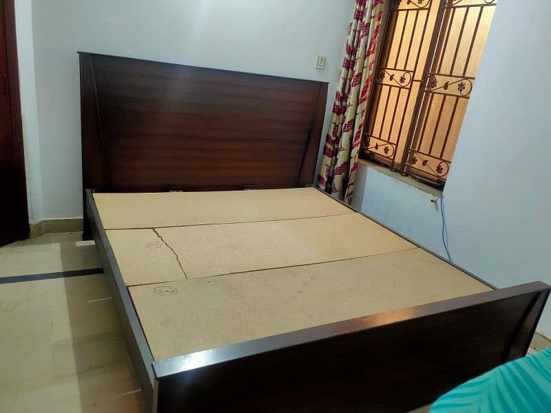 king size bed with 1 side table - only 3 month used 1