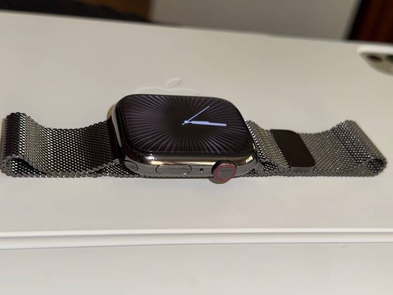 Apple watch series 9 cellular Graphite milanese loop 45mm 1