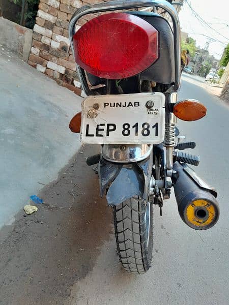 Honda 125 in Black colour 4