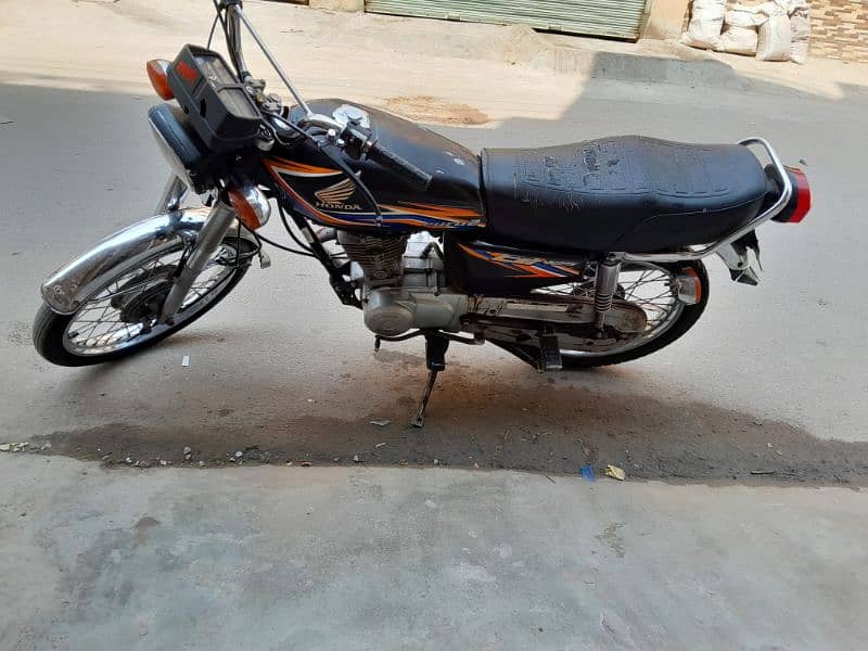 Honda 125 in Black colour 5