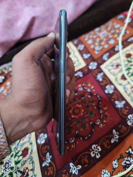 oppo f 17 pro 4