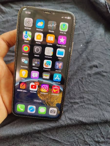 iphone 11pro 64gb dual Sim PTA galich ha Sim chal rahi ha 10/9 All ok 4