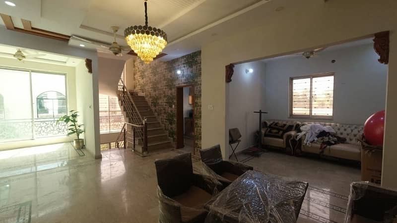 A Prime Location House Of 10 Marla In Sahafi Colony 1