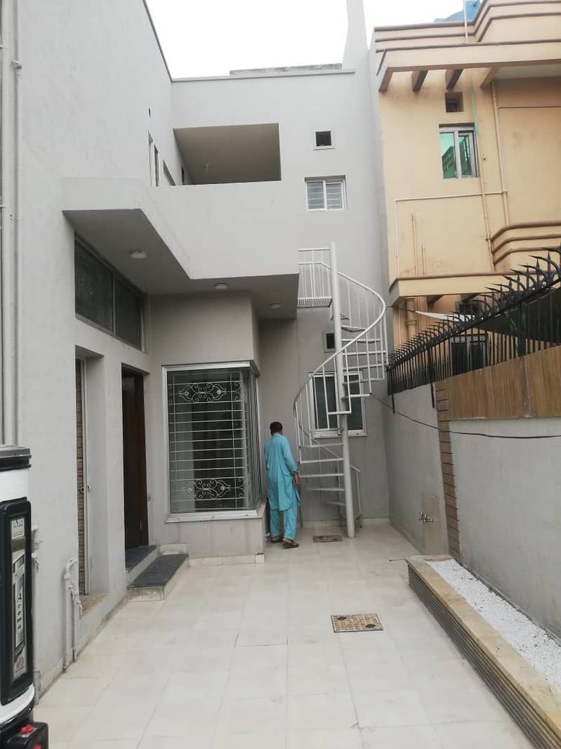 1 KANAL CORNER HOUSE IS AVAILABLE FOR SALE DIRECT FROM THE OWNER 7