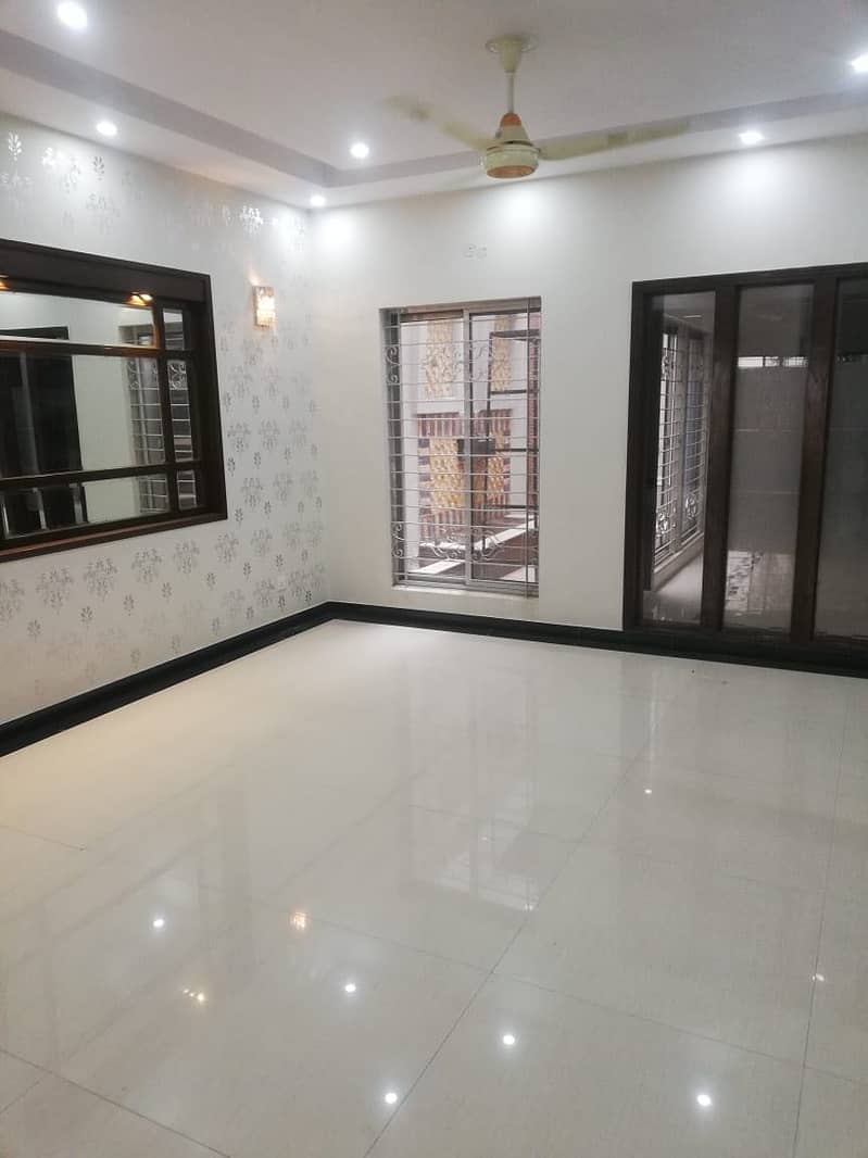 1 KANAL CORNER HOUSE IS AVAILABLE FOR SALE DIRECT FROM THE OWNER 35