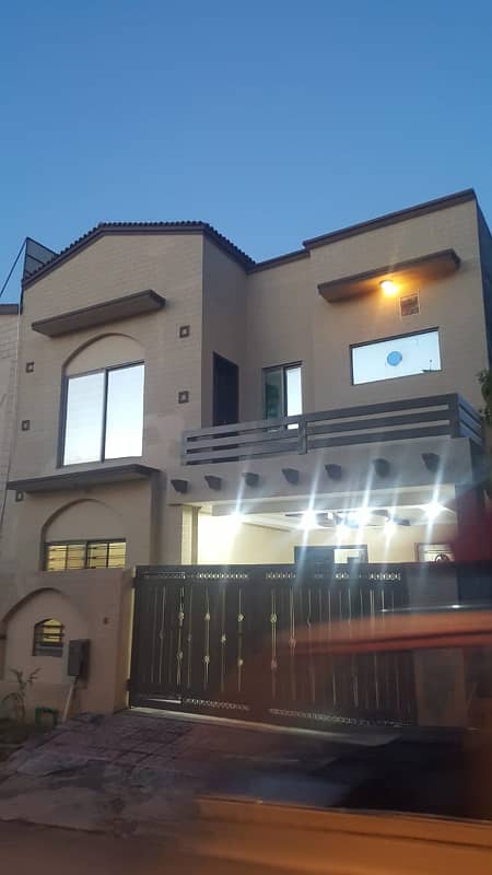 7 Marla Single Unit House, 4 Bed Room With Attached Bath, Drawing Dinning Kitchen TV Lounge Servant Quarter 0