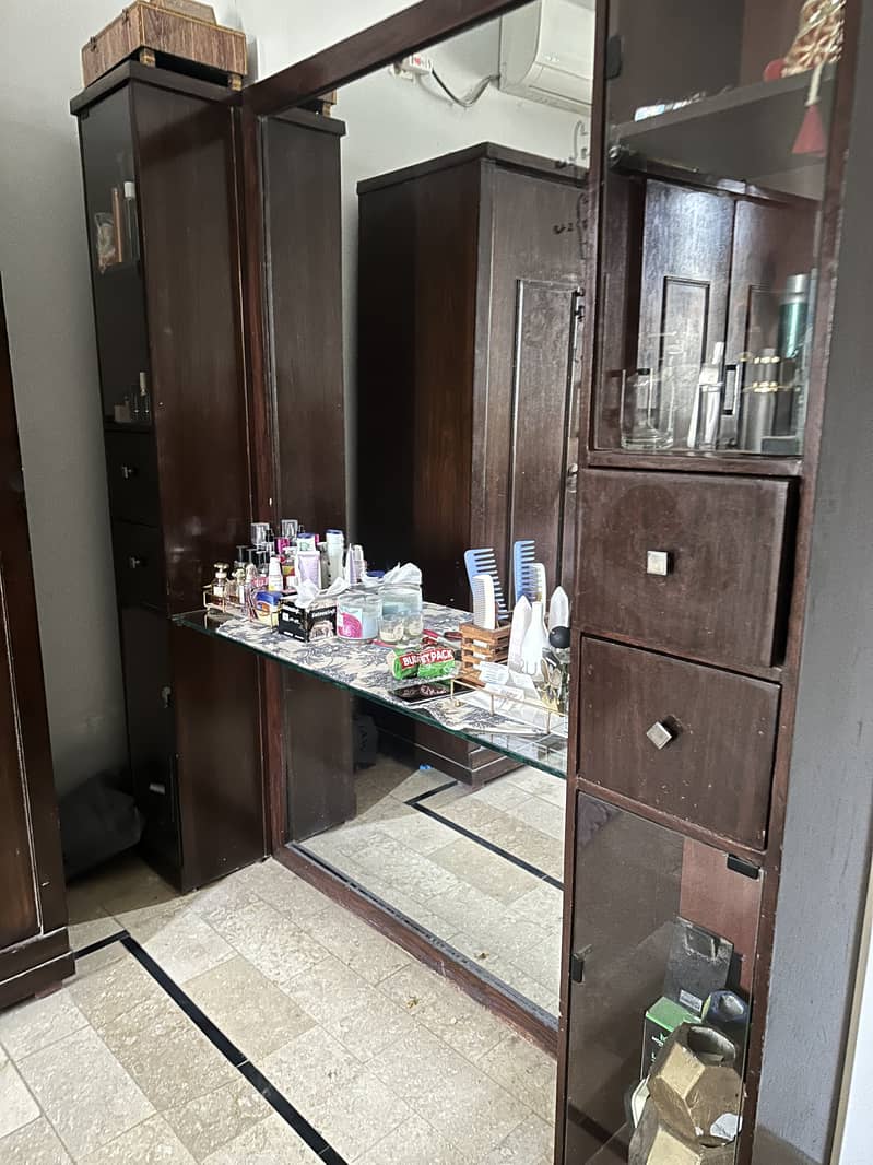 hardly used dressing vanity 0