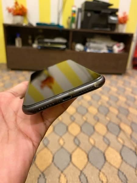 iPhone 11 black 1