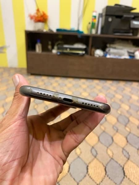 iPhone 11 black 3