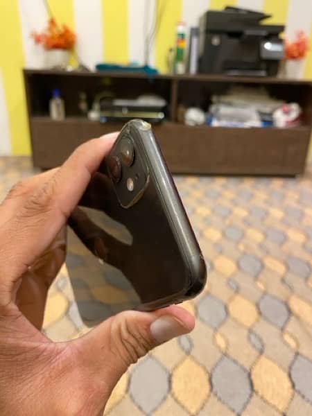 iPhone 11 black 4