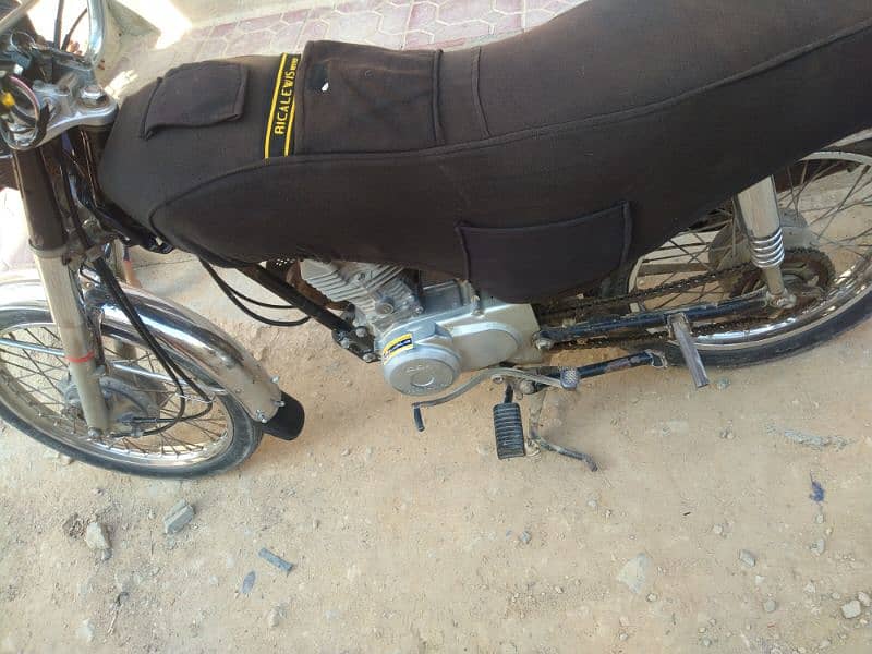 125 honda Black Color New Tair New Chain Seat abhi dalway hain ok hain 1