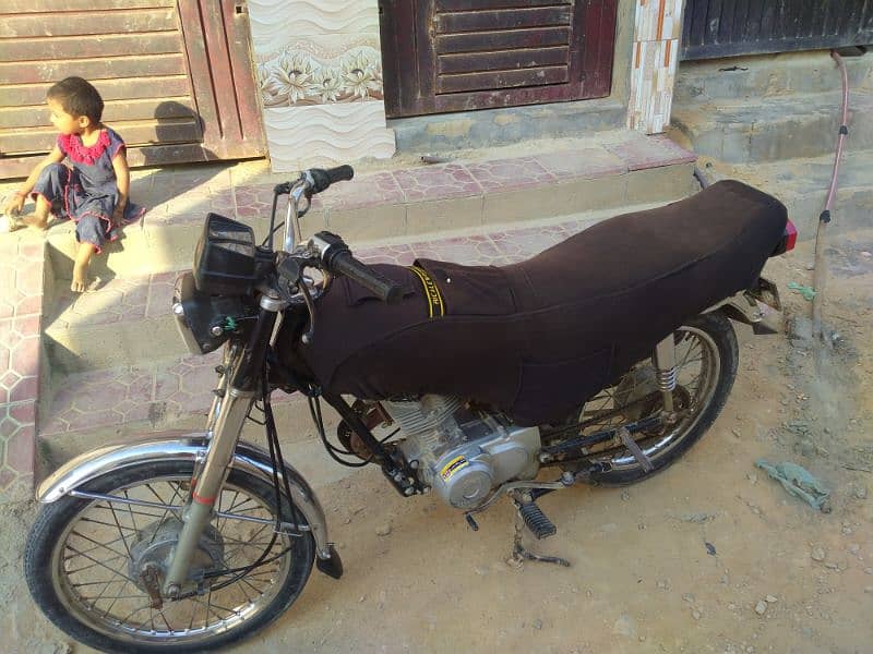 125 honda Black Color New Tair New Chain Seat abhi dalway hain ok hain 7