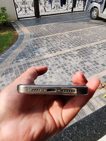 iphone 15 pro Max natural titanium 256 gb 3