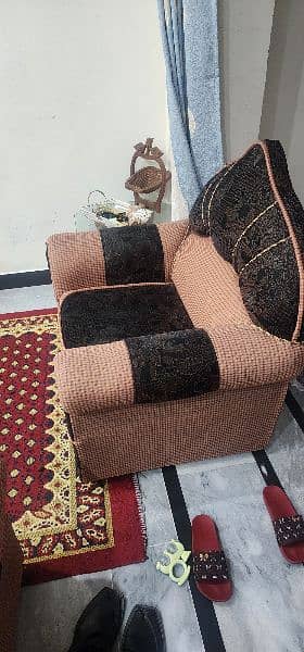 5 seater sofa in excellent condition 2