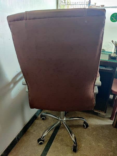 OFFICE TABLE AND OFFICE CHAIR 7