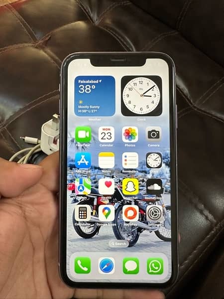 IPhone 11 Factory Unlocked | Sim Working With Gitch from 10/11 Months 8