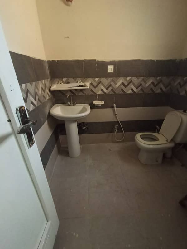 Allama Iqbal Town 2nd Floor For Rent 10 Marla 3