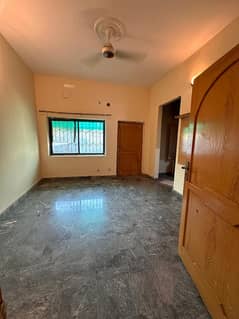 Main chaklala scheme 3 Portion for rent 3bed 3bath kichan TV loung drawing room 3bath dayning room pani bijli Gass sab available location main chaklala scheme 3