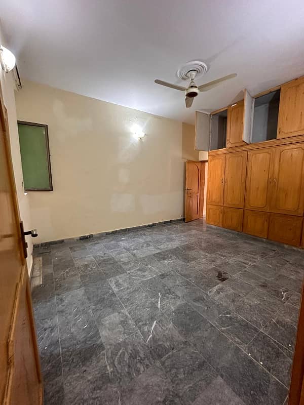 Main chaklala scheme 3 Portion for rent 3bed 3bath kichan TV loung drawing room 3bath dayning room pani bijli Gass sab available location main chaklala scheme 3 2