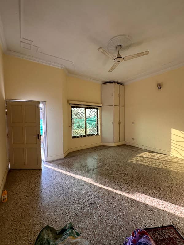 Main chaklala scheme 3 Portion for rent 3bed 3bath kichan TV loung drawing room 3bath dayning room pani bijli Gass sab available location main chaklala scheme 3 5