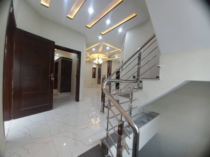 10 Marla Brand New Luxury House Available For Rent In Bahria Town Lahore. 12