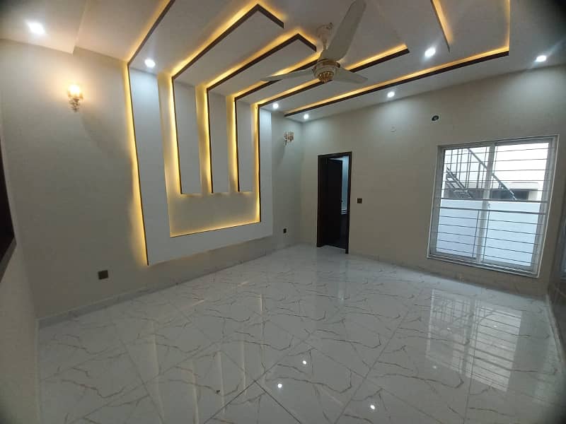 10 Marla Brand New Luxury House Available For Rent In Bahria Town Lahore. 17