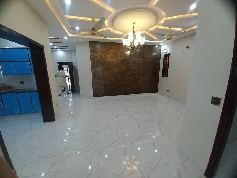 10 Marla Brand New Luxury House Available For Rent In Bahria Town Lahore. 23