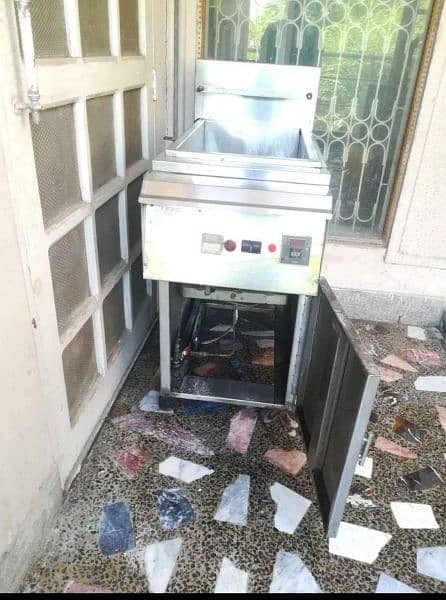 fryer for sale very good quality and good condition. 3