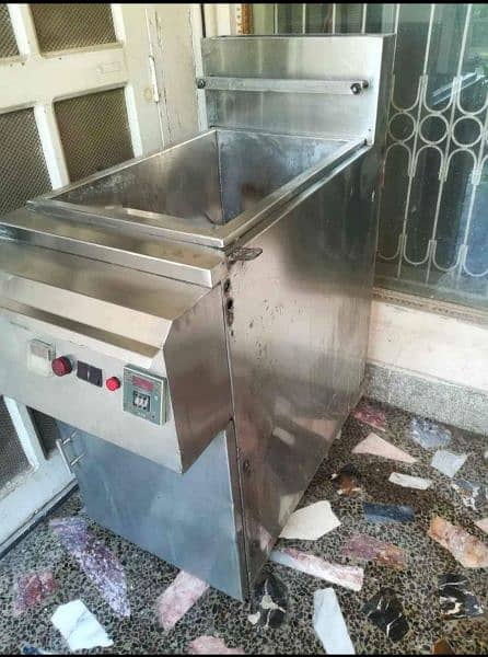 fryer for sale very good quality and good condition. 5